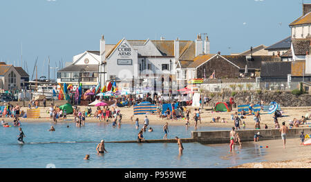 Lyme Regis, Dorset, Regno Unito. Il 15 luglio 2018. Regno Unito: Meteo molto calda e soleggiata St Swithin's Day in Lyme Regis. Un altro gorgogliamento di mattina calda di Lyme Regis. Il caldo torrido temperature sono impostate a contune con temperature che raggiungono i 30 gradi in molte parti del Regno Unito ancora oggi come l'ondata di caldo continua. Credito: Celia McMahon/Alamy Live News. Foto Stock