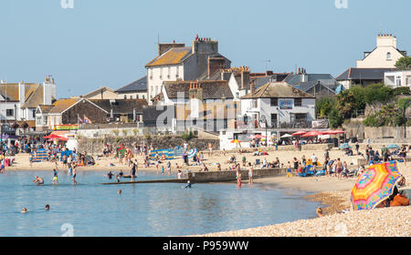 Lyme Regis, Dorset, Regno Unito. Il 15 luglio 2018. Regno Unito: Meteo molto calda e soleggiata St Swithin's Day in Lyme Regis. Un altro gorgogliamento di mattina calda di Lyme Regis. Il caldo torrido temperature sono impostate a contune con temperature che raggiungono i 30 gradi in molte parti del Regno Unito ancora oggi come l'ondata di caldo continua. Credito: Celia McMahon/Alamy Live News. Foto Stock