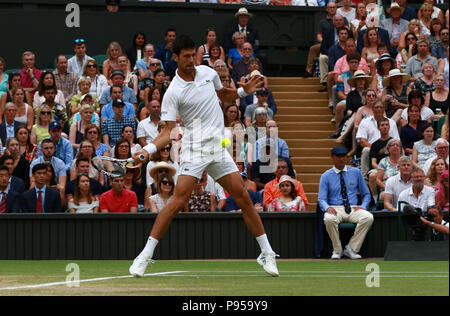 Londra, Regno Unito. Il 14 luglio 2018. Novak Djokovic in azione nella conclusione di Rafael Nadal e Novak Djokovic corrispondono. Onorevoli Finals, Giorno 12 Wimbledon Tennis ai campionati di Wimbledon, Londra, il 14 luglio 2018. Credito: Paolo Marriott/Alamy Live News Foto Stock