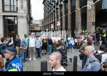 Londra, Regno Unito. 14 Luglio, 2018. I sostenitori di Tommy Robinson, l ex leader della difesa inglese League che era incarcerato nel maggio successivo un disprezzo di corte, taunt anti-fascisti marciando attraverso Londra per opporsi alla "libera Tommy' e 'Welcome Trump' marche. Credito: Mark Kerrison/Alamy Live News Foto Stock