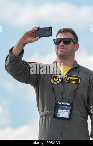 Gloucestershire, UK.14 Luglio, 2018.Pilot tenendo selfie fotografia al Royal International Air Tattoo, RAF Fairford, Gloucestershire, Regno Unito. RIAT 2018 per celebrare il centesimo anniversario della Royal Air Force con un enorme display aria a RAF Fairford nel Gloucestershire. Forze aeree e volantini arounf da tutto il mondo si riuniscono per fornire incredibile e dislpays areobatics per un enorme folla record di spettatori. . Credito: Steve Hawkins Fotografia/Alamy Live News Foto Stock