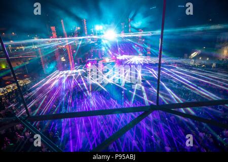 Voelklingen, Germania. 14 Luglio, 2018. Electro Magnetic Festival ha attirato circa 10.000 appassionati di musica elettronica. - Nessun filo SERVICE - Credit: Becker & Bredel/dpa/Alamy Live News Foto Stock