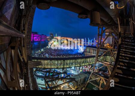 Voelklingen, Germania. 14 Luglio, 2018. Electro Magnetic Festival ha attirato circa 10.000 appassionati di musica elettronica. - Nessun filo SERVICE - Credit: Becker & Bredel/dpa/Alamy Live News Foto Stock