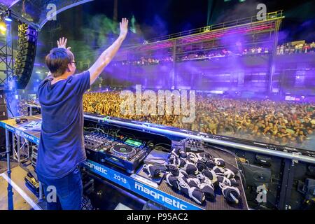 Voelklingen, Germania. 14 Luglio, 2018. Neelix DJ effettuando in corrispondenza di Electro Magnetic Festival, che ha attirato circa 10.000 appassionati di musica elettronica. - Nessun filo SERVICE - Credit: Becker & Bredel/dpa/Alamy Live News Foto Stock