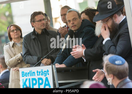 Berlino, Germania - La solidarietà nel rally di Berlino sotto il motto orsi di Berlino Kippa. Foto Stock