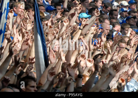 In Germania, in Renania settentrionale-Vestfalia - i tifosi di calcio di FC Schalke 04 nella Veltins Arena Foto Stock