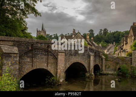 Cottage in pietra vicino al fiume Bybrook, Castle Combe, villaggio, Cotswolds, Wiltshire, Inghilterra, Regno Unito, Europa Foto Stock