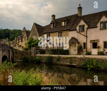 Cottage in pietra vicino al fiume Bybrook, Castle Combe, villaggio, Cotswolds, Wiltshire, Inghilterra, Regno Unito, Europa Foto Stock