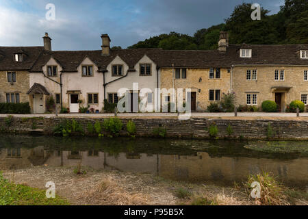 Cottage in pietra vicino al fiume Bybrook, Castle Combe, villaggio, Cotswolds, Wiltshire, Inghilterra, Regno Unito, Europa Foto Stock