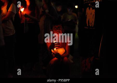 Hong Kong. 13 Luglio, 2018. Una foto che mostra una donna tenendo un lume di candela durante una veglia di Hong Kong, Cina. Il 13 luglio 2018. La Veglia si è svolta per ricordare un anno dal passaggio di Liu Xiaobo il Nobel cinese prezzo vincitore e prigioniero politico è scomparso lo scorso anno 13 luglio 2017 in Cina all'età di 61 il quale morì in cinese di custodia, la sua vedova Liu Xia è stato recentemente permettono di lasciare la Cina ed è arrivato in Germania . Credito: Vernon Yuen/Pacific Press/Alamy Live News Foto Stock