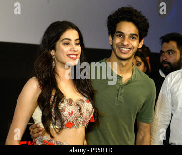 Kolkata, India. 13 Luglio, 2018. Ishaan attore Khattar(a sinistra) e attrice Jhanvi Kapoor (destro) a prendere parte ad un evento di promozione per il loro prossimo film 'Dhadak' in acciaio inox. Credito: Saikat Paolo/Pacific Press/Alamy Live News Foto Stock