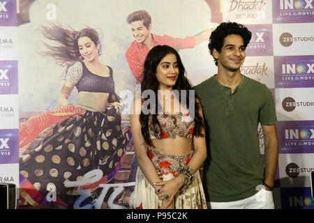 Kolkata, India. 13 Luglio, 2018. Ishaan attore Khattar(a sinistra) e attrice Jhanvi Kapoor (destro) a prendere parte ad un evento di promozione per il loro prossimo film 'Dhadak' in acciaio inox. Credito: Saikat Paolo/Pacific Press/Alamy Live News Foto Stock