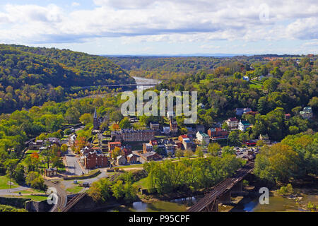 Una veduta aerea su harpers Ferry città storica e park, West Virginia, USA. Inizio autunno paesaggio con Potomac e fiumi di Shenandoah. Foto Stock