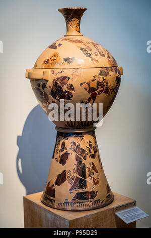 Inizio nero-attico figurato Skyphos-Krater (vaso), da Anagyros presso il Cimitero di vari, Attica, Prometeo incatenato ad un post, dipinta da Nessos, 620 BC. Foto Stock