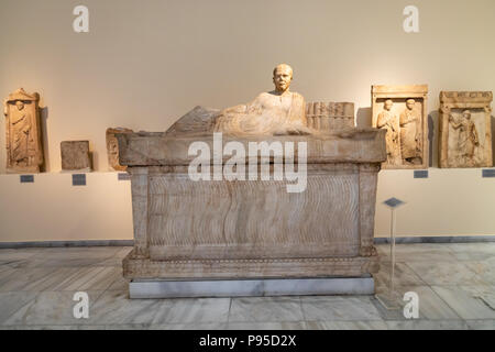 Coppia sposata reclino, soffitta sarcofago, trovati in Atene, Pentelic marmo, secondo l'uso del sarcofago risale al 230-240 d.c. Foto Stock