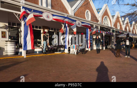 Franschhoek shopping strip e negozi esterni decorati in bandiere e striscioni francesi con gente all'esterno il giorno della Bastiglia 14th luglio 2018 Foto Stock