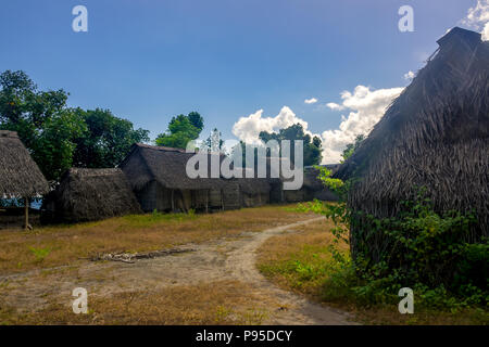 Indonesia. Alcune case di paglia in un vecchio villaggio sulle isole di Raja Ampat Foto Stock