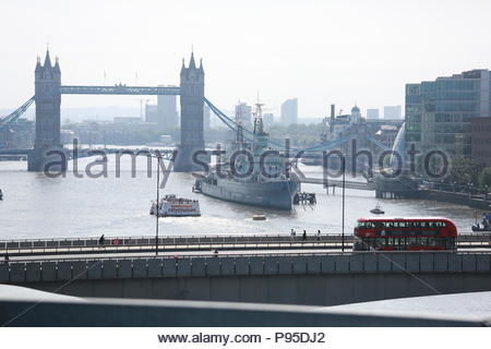 Tempo splendido a Londra come molti degli edifici aperti per giardini aperti weekend offrendo splendide viste sul Tamigi e il Tower Bridge e HMS Belfast. Foto Stock