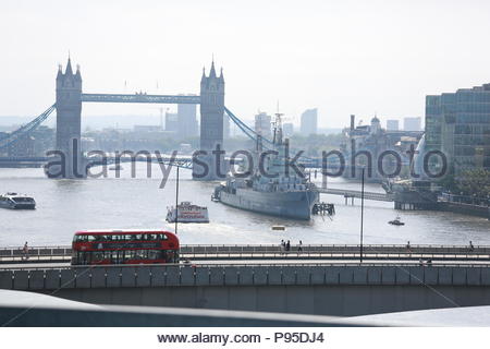 Tempo splendido a Londra come molti degli edifici aperti per giardini aperti weekend offrendo splendide viste sul Tamigi e il Tower Bridge e HMS Belfast. Foto Stock