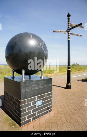 Punto di meridiano in corrispondenza della linea del meridiano di Greenwich longitudine zero, Cleethorpes, Lincolnshire, Regno Unito. Foto Stock