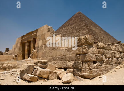 Piramide di Cheope e ingresso alla tomba di Giza in Egitto Foto Stock