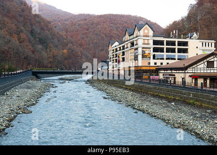 SOCHI, Russia - 16 novembre 2017: Baywalk vicino a Rosa Khutor. Villaggio Olimpico Roza Khutor Foto Stock