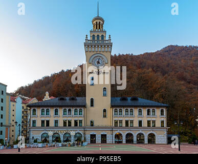 SOCHI, Russia - 16 novembre 2017: Roza Khutor villaggio in Sochi, Russia. Essa è famosa per praticare lo sci e lo snowboard resort in Russia. Foto Stock