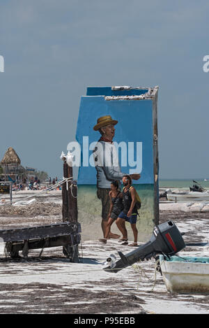 I turisti di fronte ad una rovina in spiaggia tropicale dell'isola di Holbox, Quintana Roo, Messico. Foto Stock