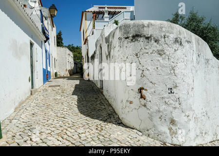 Scene e Street View da Albufeira Portogallo su una soleggiata giornata estiva Foto Stock