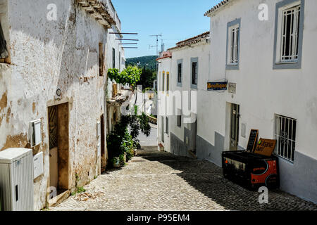 Scene e Street View da Albufeira Portogallo su una soleggiata giornata estiva Foto Stock