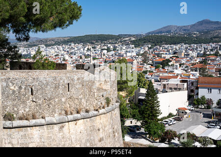 Vista di Rethimno dalle mura della Fortezza di Rethimno, Creta, Grecia Foto Stock