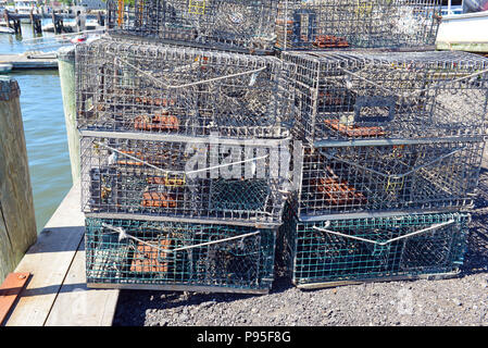 Trappole di aragosta impilati in harbour dock, comune scena costiere sulla costa est e il New England in America Foto Stock