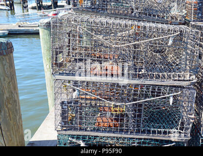 Trappole di aragosta impilati in harbour dock, comune scena costiere sulla costa est e il New England in America Foto Stock