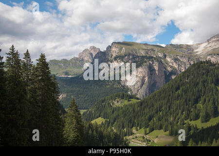 Il cloud passando attraverso il Monte de la stevia e Col dala Pieres dal di sopra Plan de Gralba Selva di Val Gardena Dolomiti Italia Foto Stock