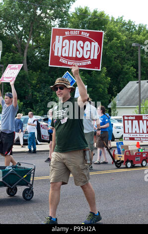 Mendota, MN/USA - Luglio 14, 2018: i sostenitori del Minnesota membro rappresentante Rick Hansen marzo in Mendota annuale giorni Parade holding segni di campagna. Foto Stock