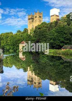 La Cattedrale di Durham e alberi sulle rive sono perfettamente riflessa nelle acque del fiume usura Foto Stock