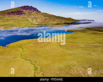 Un basso livello di nebbia i rotoli su un loch sull'Isola di Skye Foto Stock