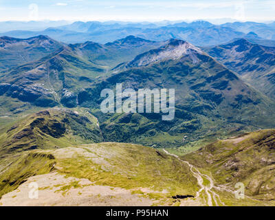 Viste dal Ben Nevis, il monte più alto del Regno Unito dall'aria. Ben Nevis sorge a 1345 metri sopra il livello del mare e si trova vicino a Fo Foto Stock