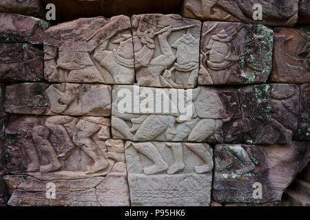 Cham warriors sconfiggere Khmer sulla parete nord del tempio Bayon (Prasat Bayon) è riccamente decorato tempio Khmer all'interno di Angkor Thom area in Foto Stock