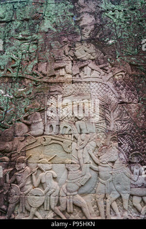 Cham warriors sconfiggere Khmer sulla parete nord del tempio Bayon (Prasat Bayon) è riccamente decorato tempio Khmer all'interno di Angkor Thom area in Foto Stock