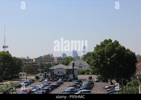 Lo skyline di Indianapolis come visto dal piano superiore del parcheggio in garage disponibile presso il Museo dei Bambini di Indianapolis, Indiana. Foto Stock