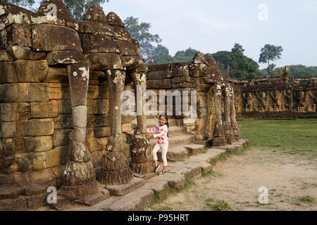 Terrazza degli elefanti in Angkor Thom complesso. Una parte delle mura di cinta della città di Angkor Thom, una rovina tempio complesso in Cambogia. Foto Stock