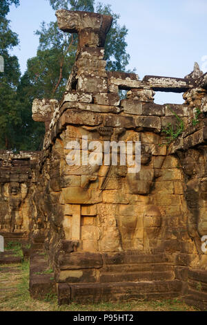 Terrazza degli elefanti in Angkor Thom complesso. Una parte delle mura di cinta della città di Angkor Thom, una rovina tempio complesso in Cambogia. Foto Stock