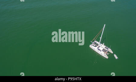 Solitaria in barca a vela come visto dal di sopra da un drone in Sag Harbor, NY Foto Stock