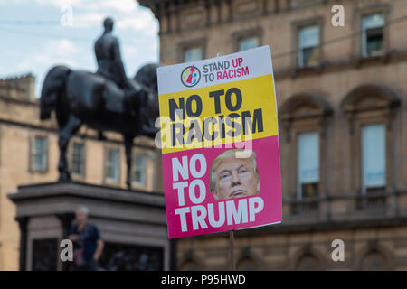 Un anti Trump striscione alla George Square a Glasgow durante la Donald trionfi visita in Scozia nel luglio 2018 Foto Stock