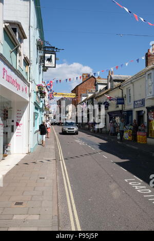 Gli amanti dello shopping visita Sidmouht High Street, East Devon, Regno Unito Foto Stock