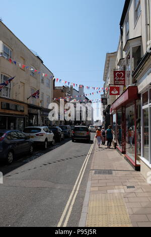 Gli amanti dello shopping visita Sidmouht High Street, East Devon, Regno Unito Foto Stock