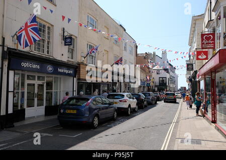 Gli amanti dello shopping visita Sidmouht High Street, East Devon, Regno Unito Foto Stock