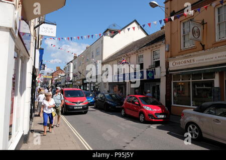 Gli amanti dello shopping visita Sidmouht High Street, East Devon, Regno Unito Foto Stock