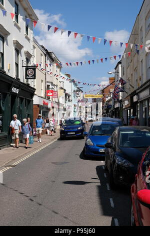 Gli amanti dello shopping visita Sidmouht High Street, East Devon, Regno Unito Foto Stock